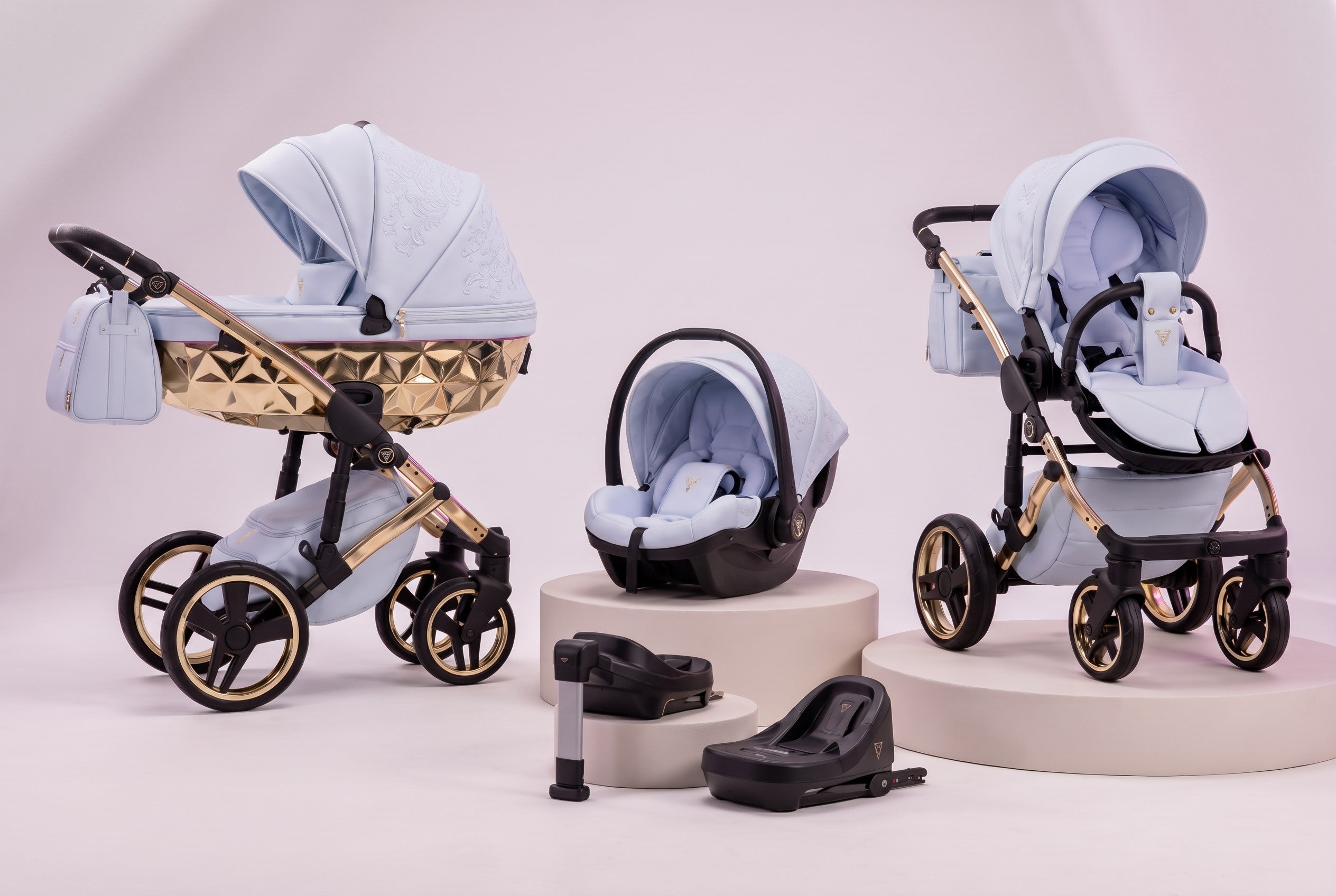 Junama Enzo Gold and Blue stroller package with carrycot, stroller seat, infant car seat, and ISOFIX bases.