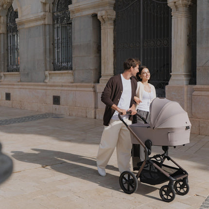 Espiro Noble, Peony, cărucior în timpul unei plimbări în aer liber