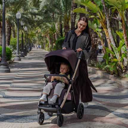 Espiro Pearl, Braune Perle, Familie mit dem Kinderwagen