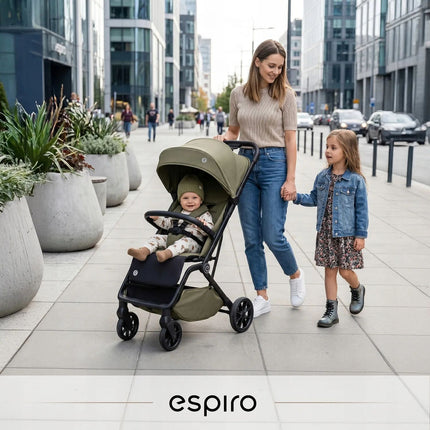 Espiro Else, Individuelles Olivgrün, Kinderwagen beim Stadtspaziergang