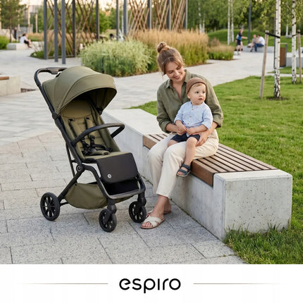 Espiro Else, Individuelles Olivgrün, Kinderwagen beim Stadtspaziergang