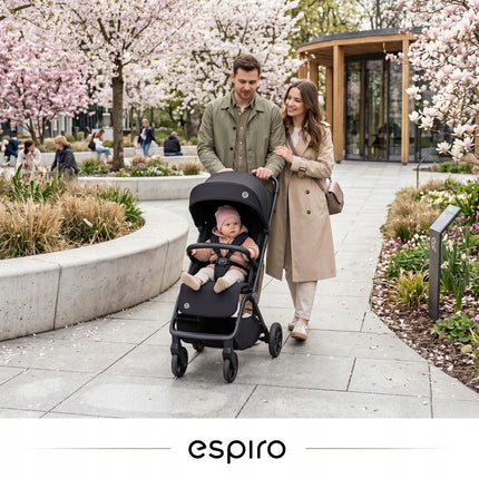 Espiro Else, Individuelles Olivgrün, Kinderwagen beim Stadtspaziergang