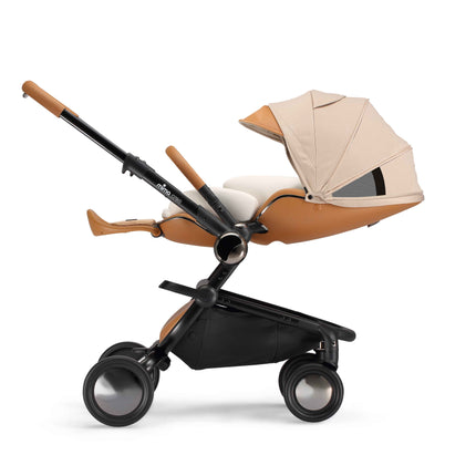 'mima creo'-kinderwagen in de kleur Mokka (city-model) met het inlegkussen voor pasgeborenen onder de uitgeklapte zonnekap