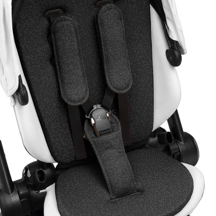 5-point harness with padded shoulder straps and mima buckle on the creo White city stroller seat